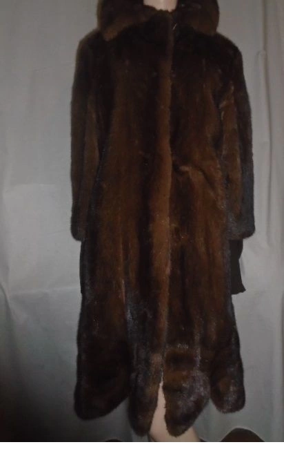 Шуба средней длинны, цельная ниже колен 48-50р.