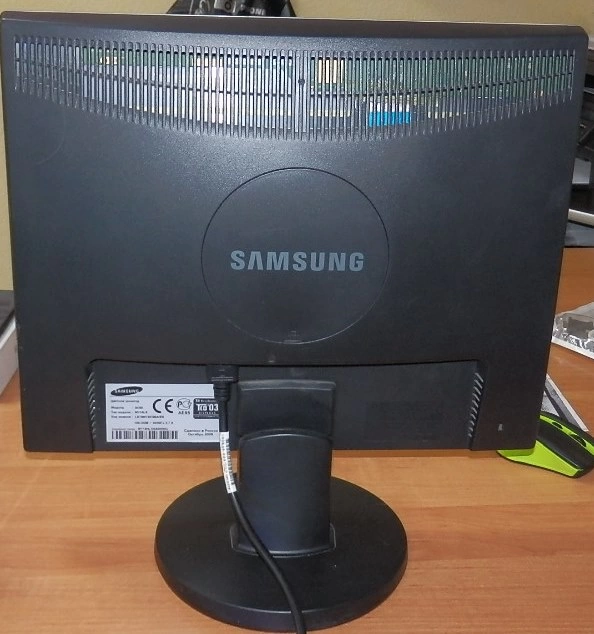 Монитор Samsung 943N