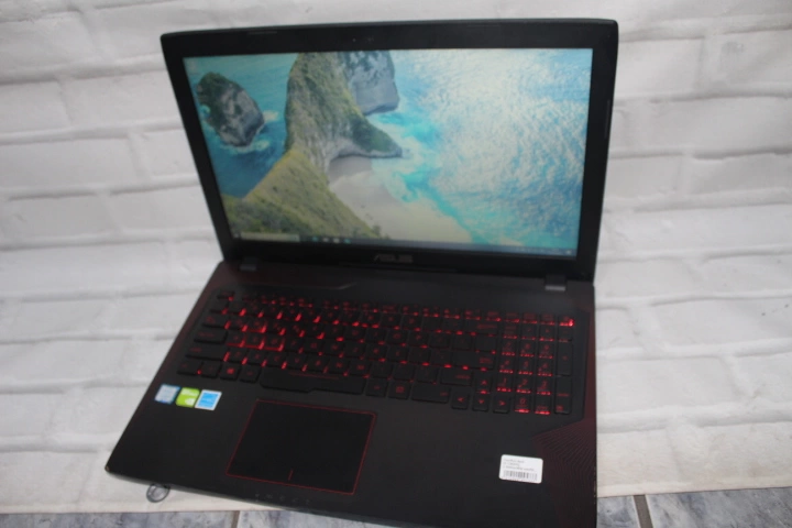 Ноутбук Asus I5-7300HQ 2.50GHz/8Gb озу/SSD 128Gb/GTX 1050