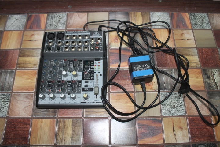 Микшерный пульт Behringer Xenyx 1002FX