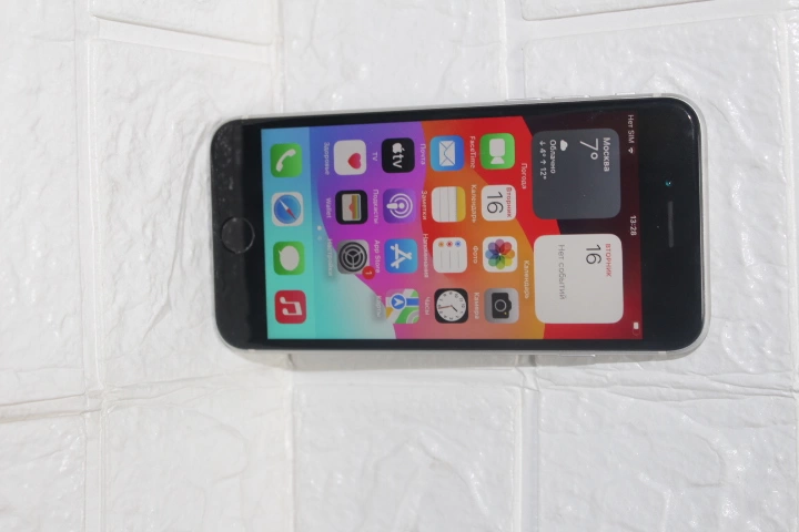 Смартфон Apple iPhone SE 64ГБ