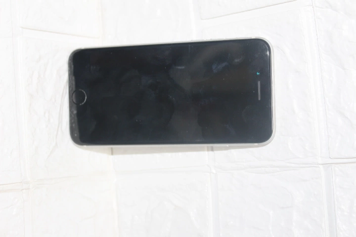 Смартфон Apple iPhone SE 64ГБ