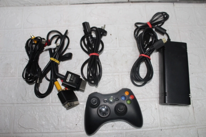 Игровая приставка X-Box 360 Microsoft 4 GB