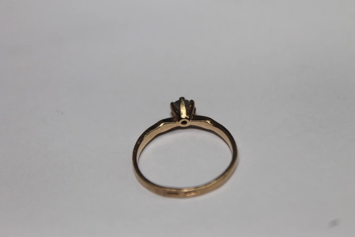 Кольцо  золотое 375 проба 1,528 гр. 16,5 размер