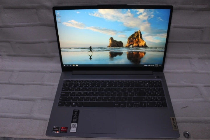 Ноутбук Lenovo Ryzen 3 7320U 2.4GHz/DDR5 8Gb/SSD256/Radeon 610M
