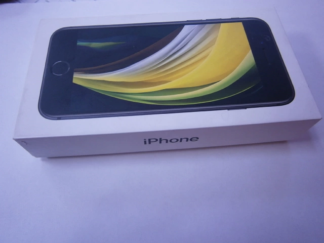 Смартфон Apple iPhone SE2020
