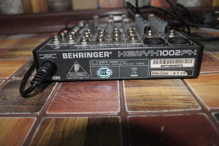 Микшерный пульт Behringer Xenyx 1002FX