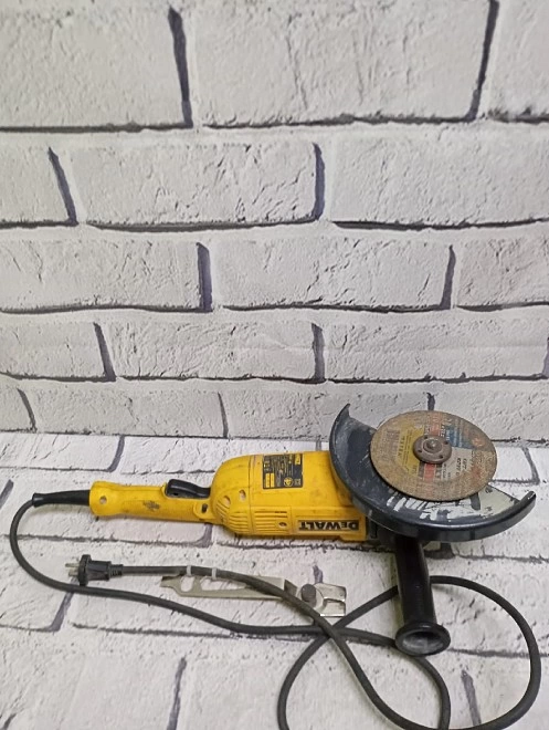 Болгарка Dewalt DWE490