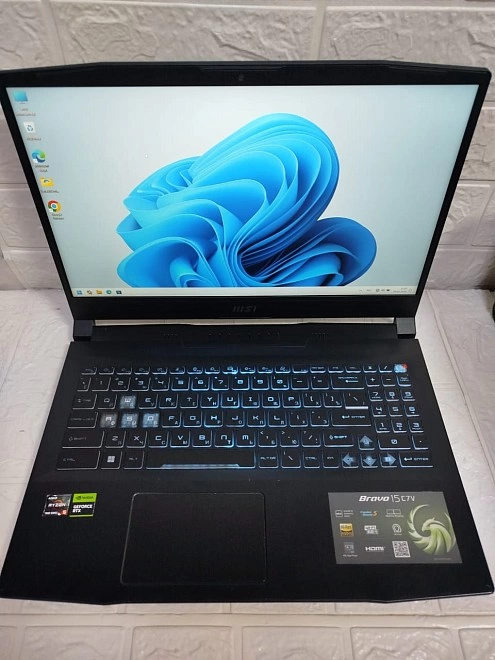 Ноутбук MSI Bravo 15 C7V