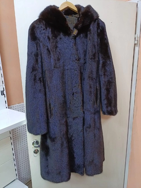 Шуба длинная, цельная  с капюшоном р-р 50-52