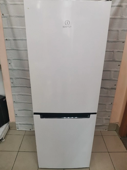 Холодильник Indesit DS4160w