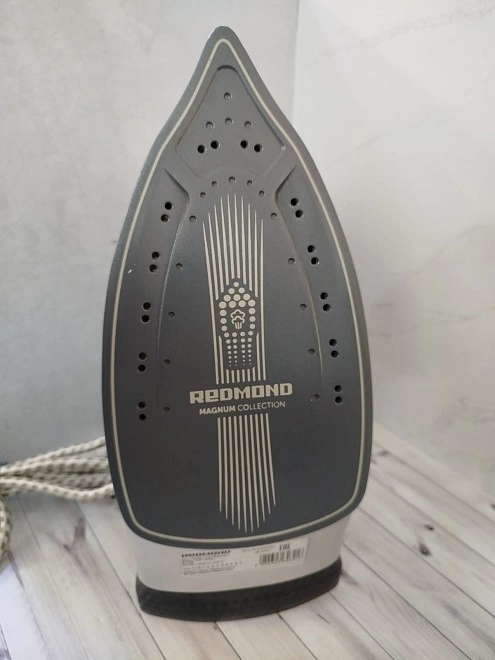Утюг Redmond RI-C293