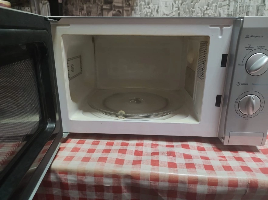 Микроволновая печь Midea MM720CPI-S