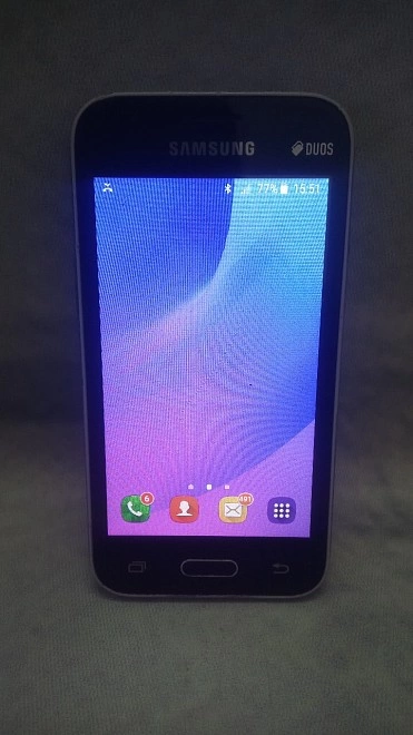 Смартфон Samsung SM-J105H Galaxy J1 mini
