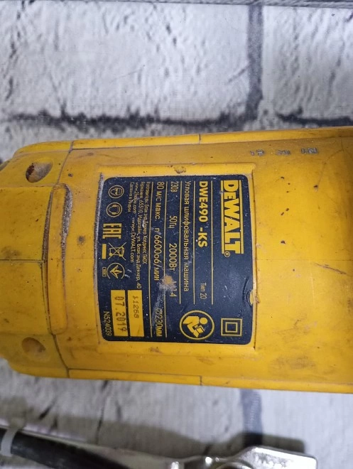 Болгарка Dewalt DWE490