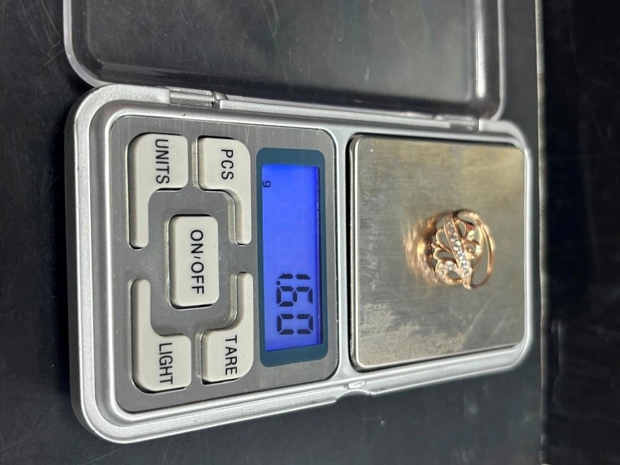 Кольцо золотое с камнями 375 проба 1.60 гр. 17 р-р