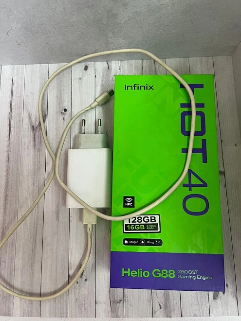 Смартфон Infinix HOT 40