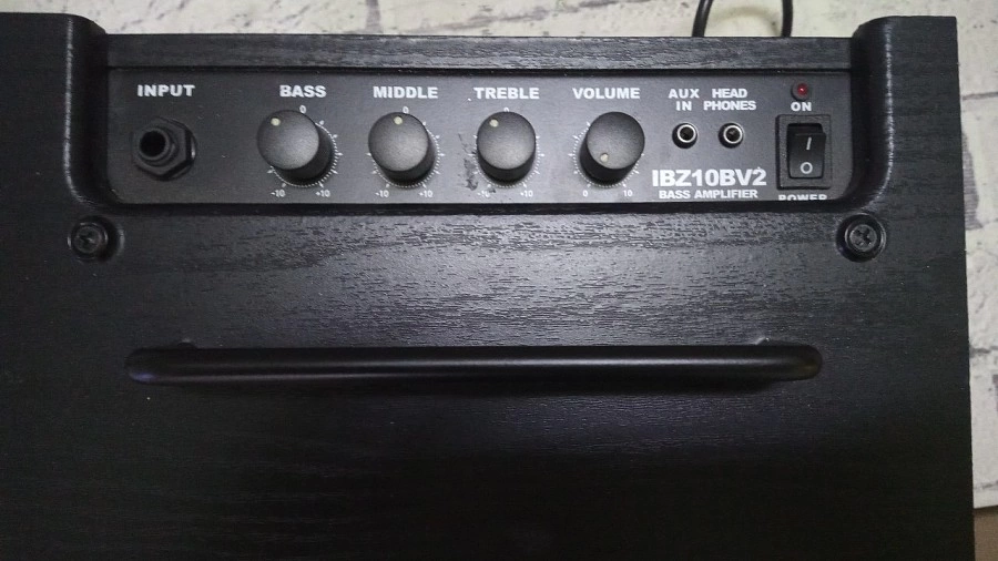 Комбоусилитель Ibanez IBZ10B V2 бас-гитарный комбоусилитель