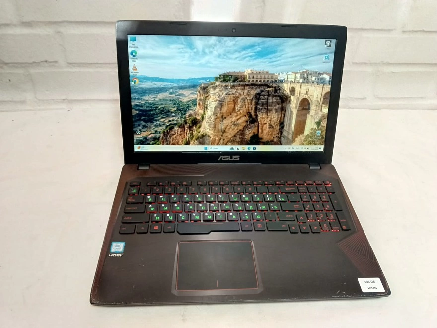 Ноутбук Asus i7 7700HQ 2.50GHz/8Gb озу/SSD 128Gb/GTX 1050