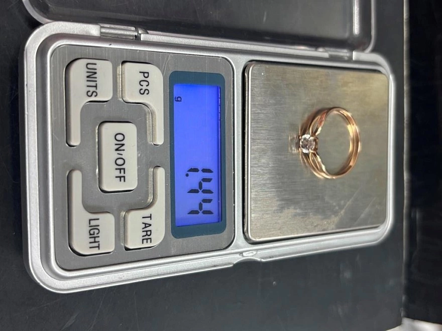 Кольцо золотое с камнями 375 проба 1.45 гр. 19 р-р