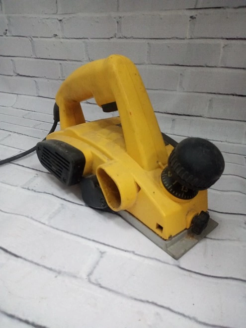 Электрорубанок DeWALT DW680