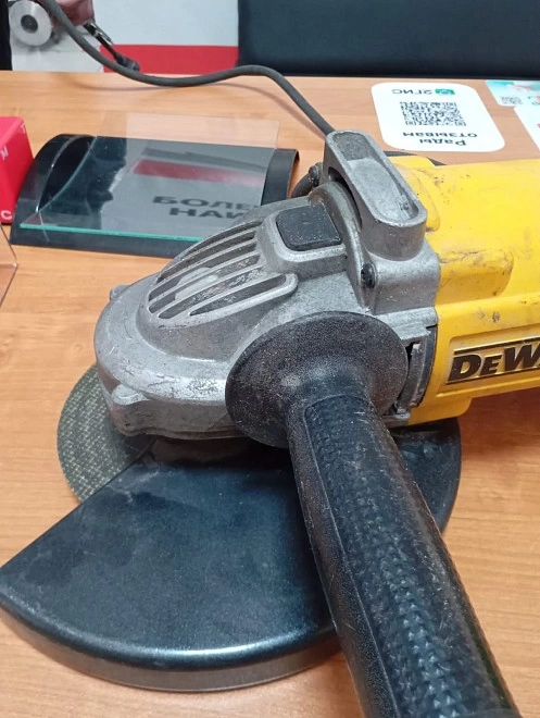Болгарка Dewalt DWE490