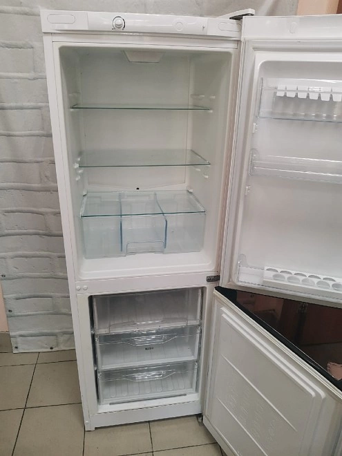 Холодильник Indesit DS4160w