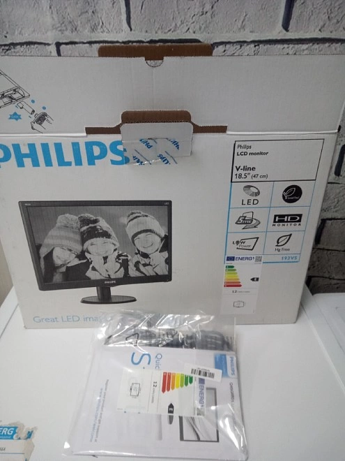 Монитор PHILIPS 193V5LSB2