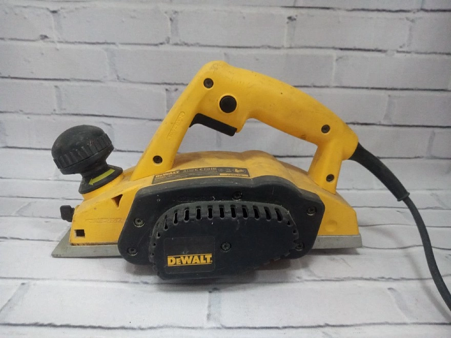 Электрорубанок DeWALT DW680