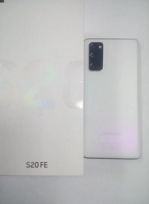 Смартфон Samsung Galaxy S20 FE
