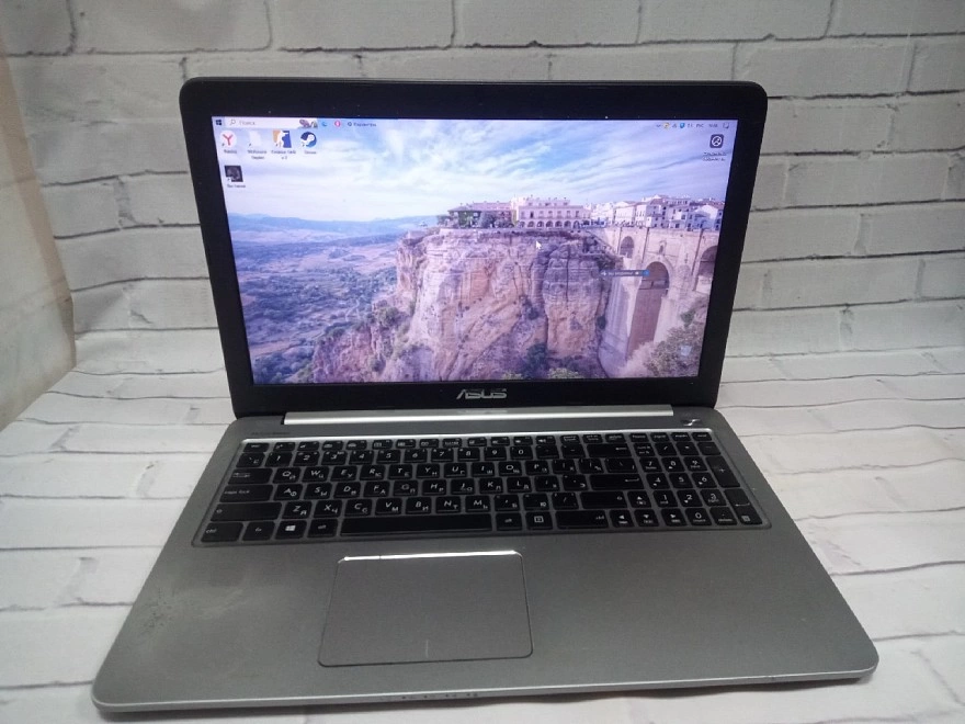 Ноутбук Asus i7-6500U/2.50GHz/8GB/232GB/HD Graphics 520