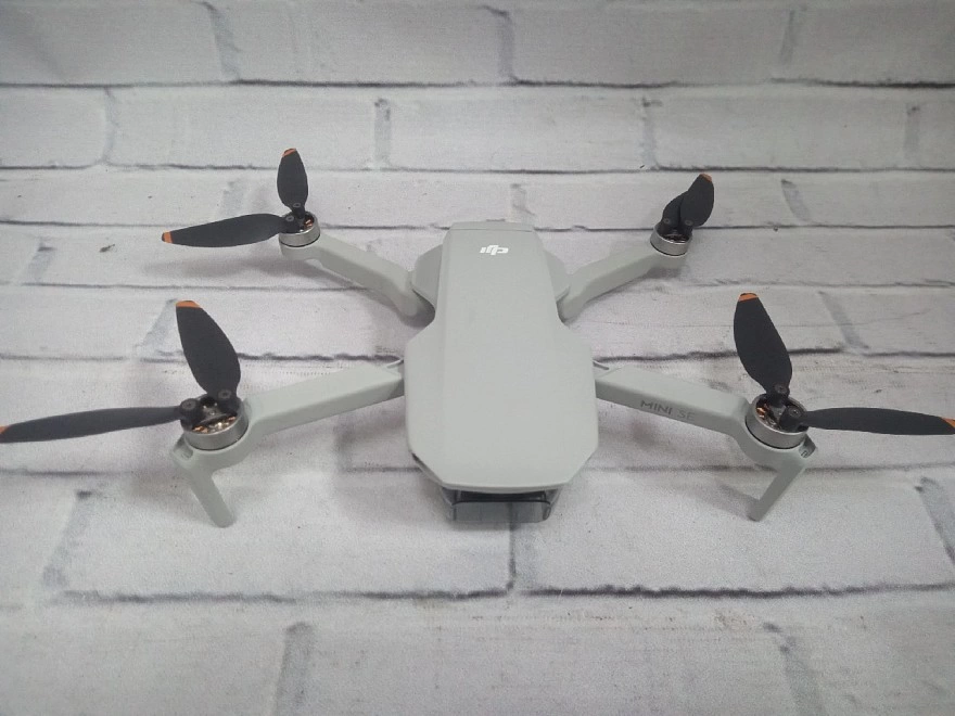 Радиоуправляемая игрушка DJI Mini SE Combo (квадрокоптер)