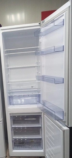 Холодильник Beko RCSK379M20W