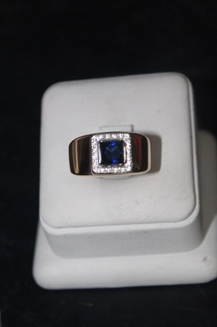 Печатка золотая с камнями  585 проба 7,95 гр 19 р-р ФМ