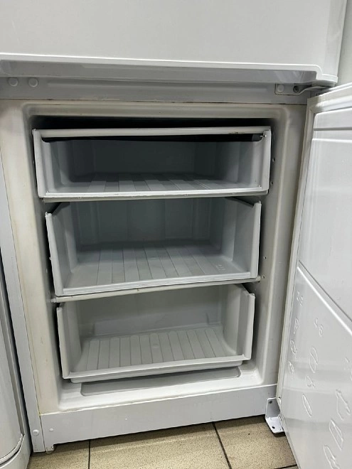 Холодильник Indesit C-Pentane