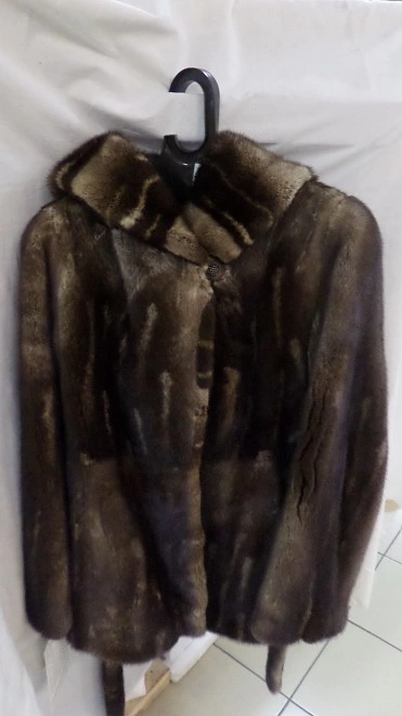Шуба средней длинны, цельная  с капюшоном 44-46р. 
