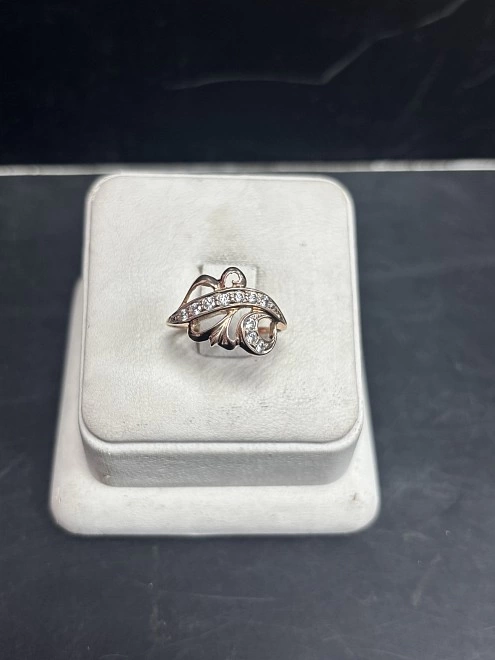 Кольцо золотое с камнями 375 проба 1.60 гр. 17 р-р